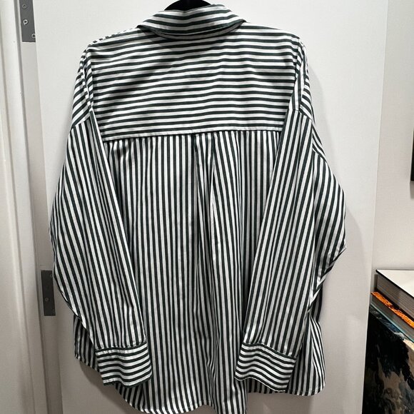 A&F Oversized Poplin Button Down Shirt - Picture 5 of 5